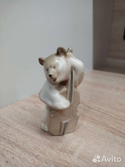 Фарфоровая статуэтка Медведь с контрабасом