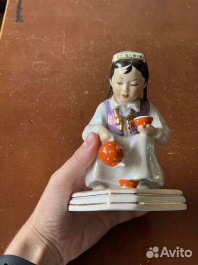 Фарфоровая статуэтка узбечка с чайником