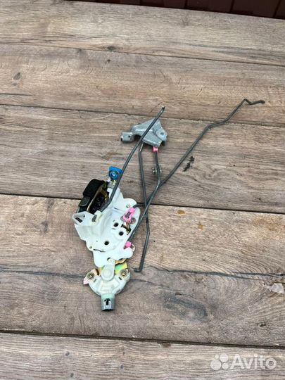 Замок двери передний правый Subaru Impreza GF6