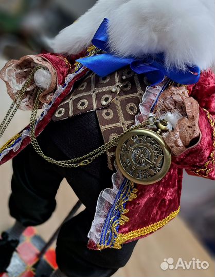 Белый кролик из Алисы в стране чудес