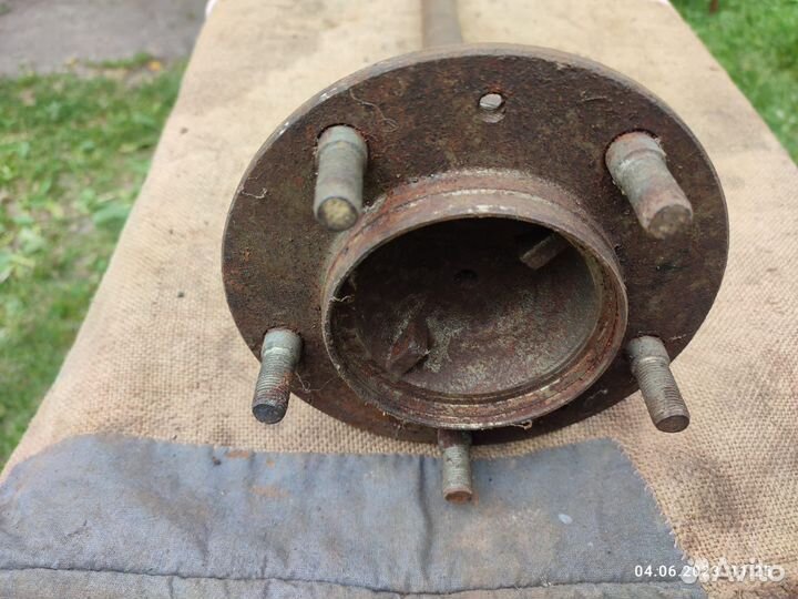 Полуось нива