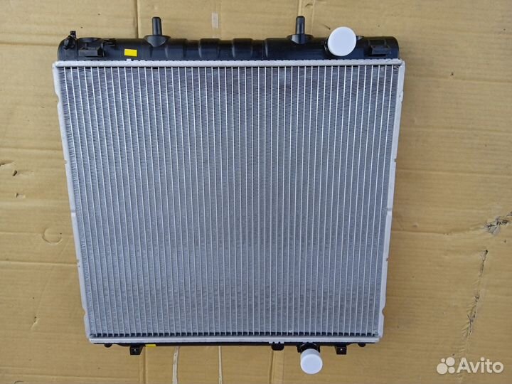 Радиатор охлаждения двигателя hyundai Terracan