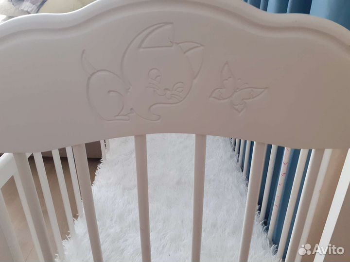 Детская кроватка с маятником