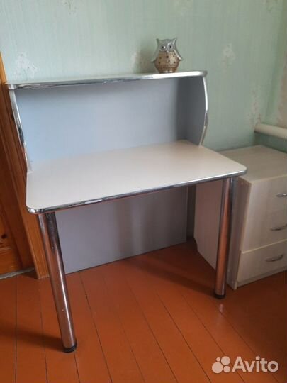 Продам стол и тумбочку