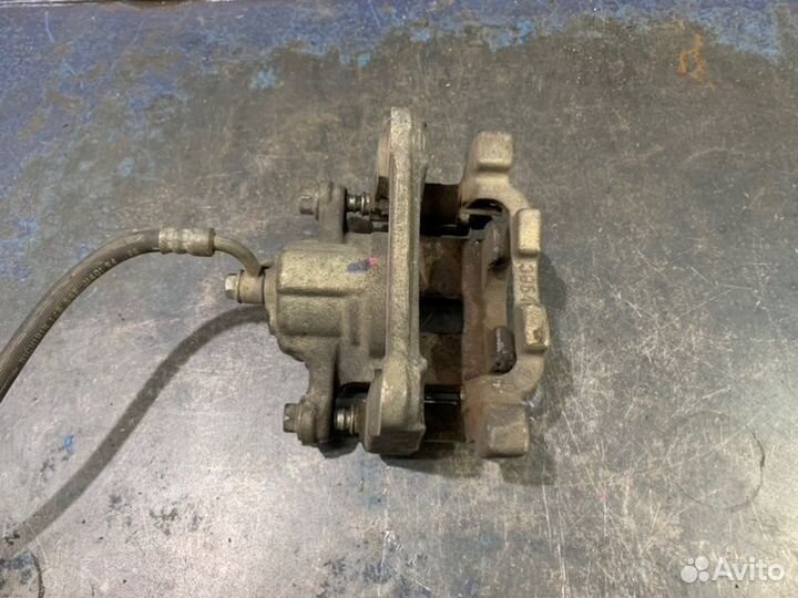 Суппорт задний правый Infiniti G V36