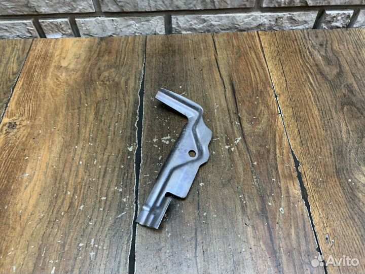 Skoda Karoq Крепление аккумулятора