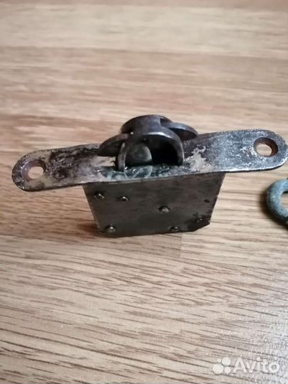 Старинный замок и накладной на замочную скважину