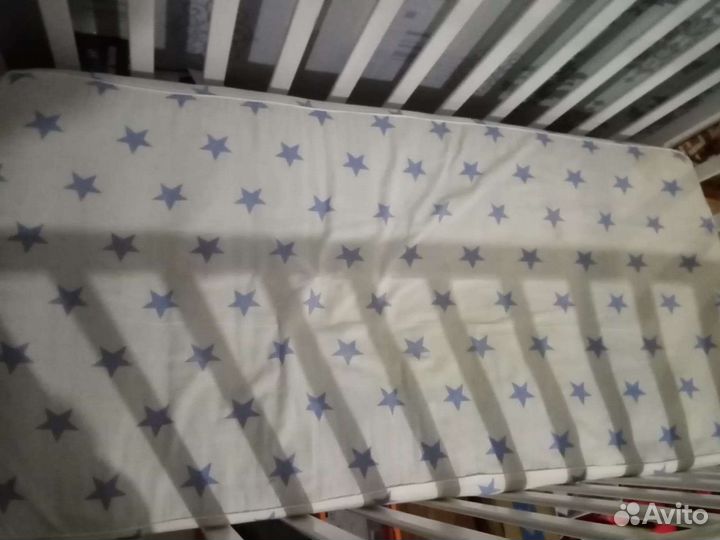 Детская кроватка с маятником