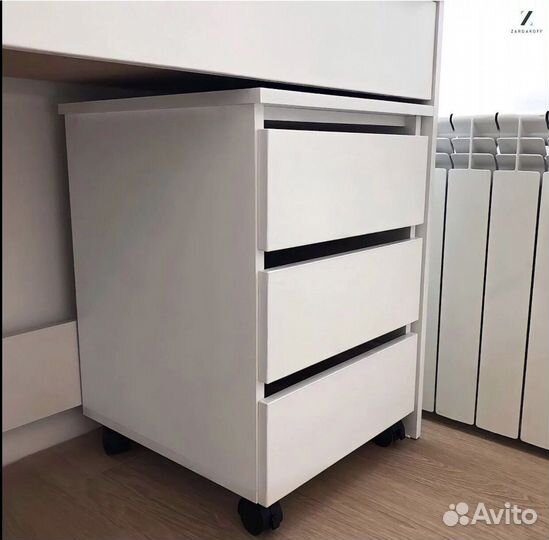 Гримёрный столик визажиста с гримёрным зеркалом