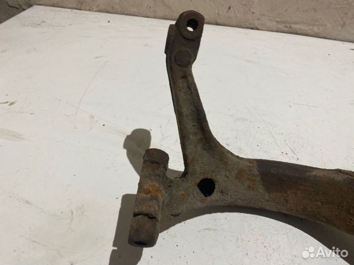 Кулак поворотный передний левый Volkswagen Passat