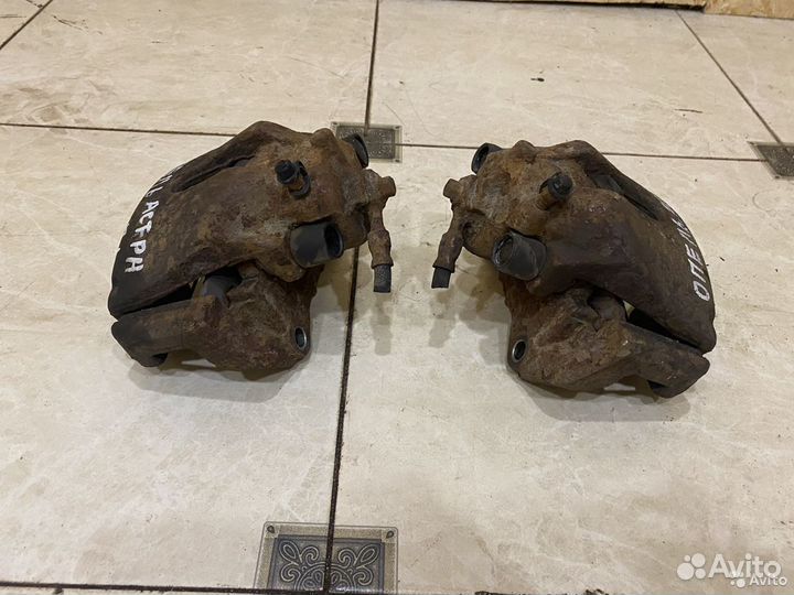 Тормозной суппорт передний правый Opel Astra G