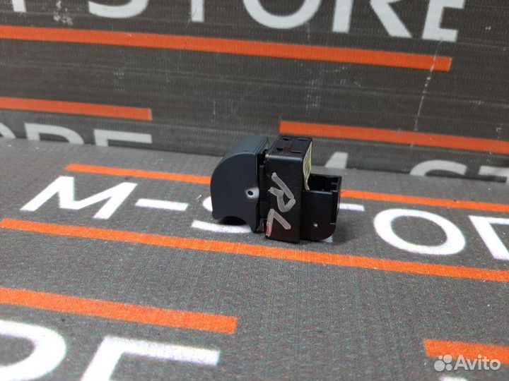 Кнопка стеклоподъемника задняя левая Audi A8 4E/D3