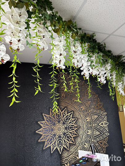 Искусственные цветы, зелень, вазы