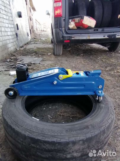 Домкрат гидравлический подкатной Kraft 820006 3т