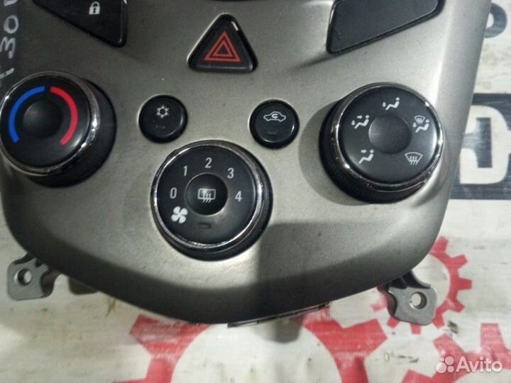 Блок управления печкой Chevrolet Aveo T300 1.6