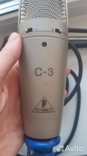 Студийный конденсаторный микроофон