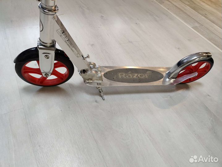 Городской самокат Razor A5 lux серебристо-красный