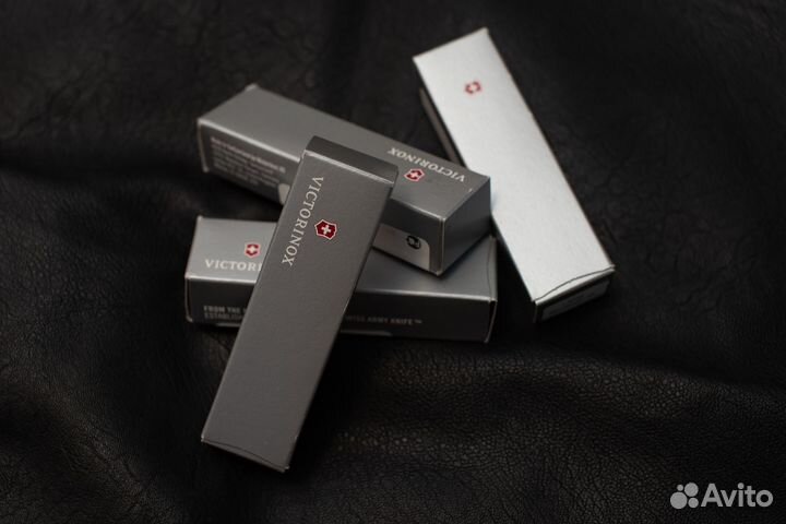 Нож Victorinox Mountaineer красный (1.3743)