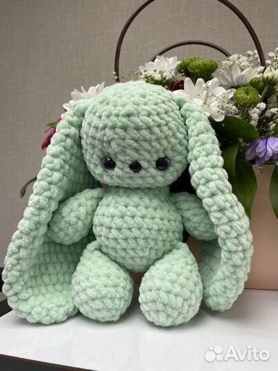 Вязаные игрушки ручной работы зайка