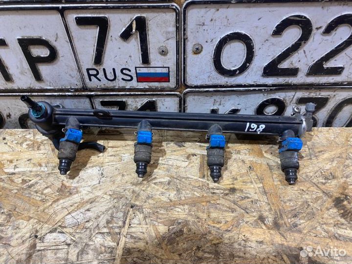 Топливная рампа Volvo S40 седан 2.0 2004