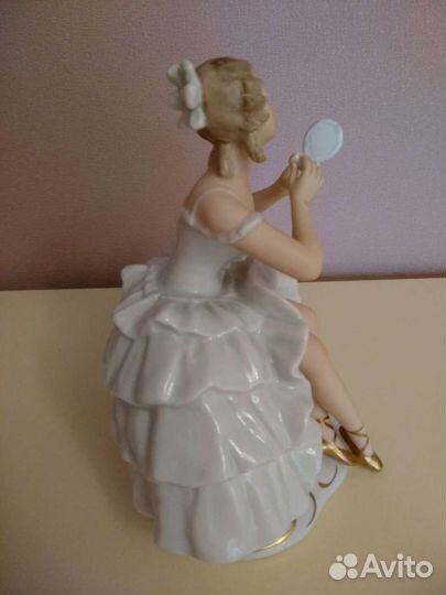 Фарфоровая фигура 