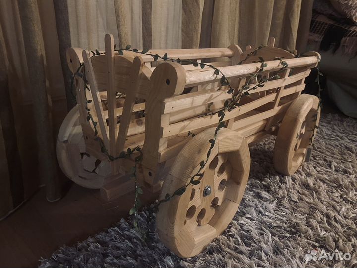 Деревянная декоративная тележка