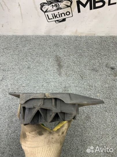 Кронштейн решетки радиатора правый Mercedes Glk