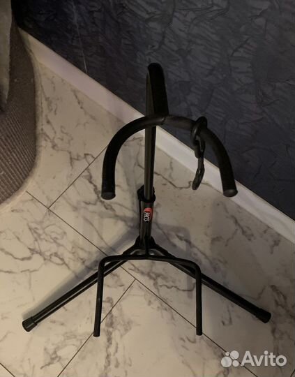 Стойка под гитару Facts