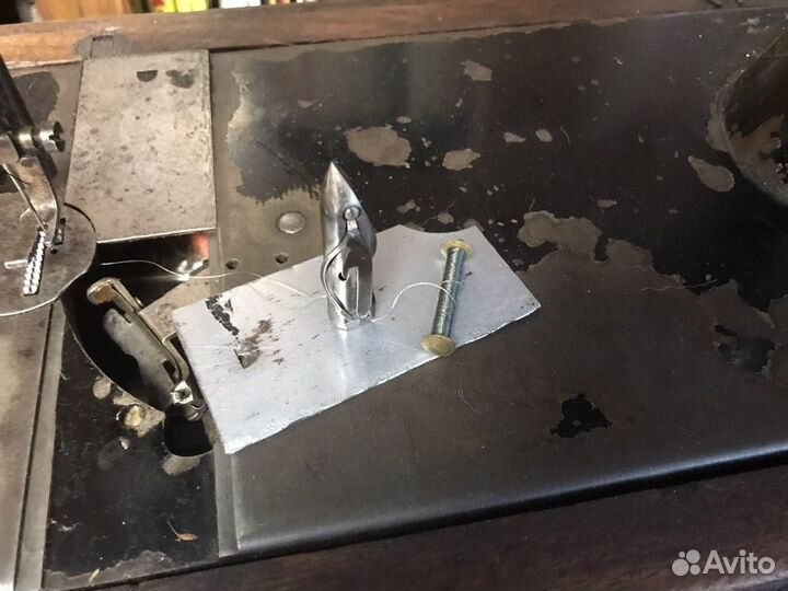 Швейная машинка с плоским челноком