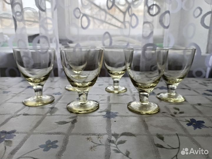 Цветное стекло: рюмки, варенница, салатник, цветы