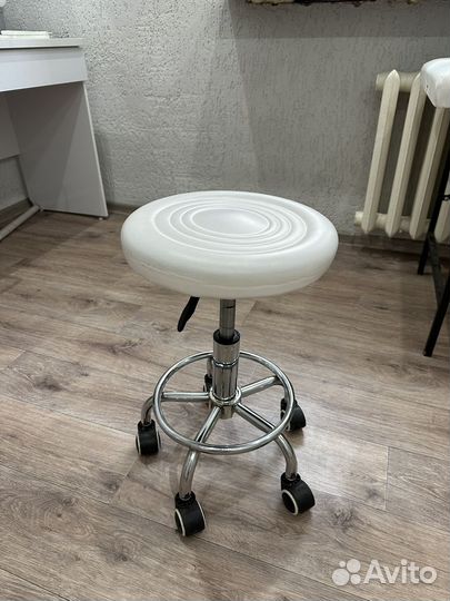 Стул на колесиках