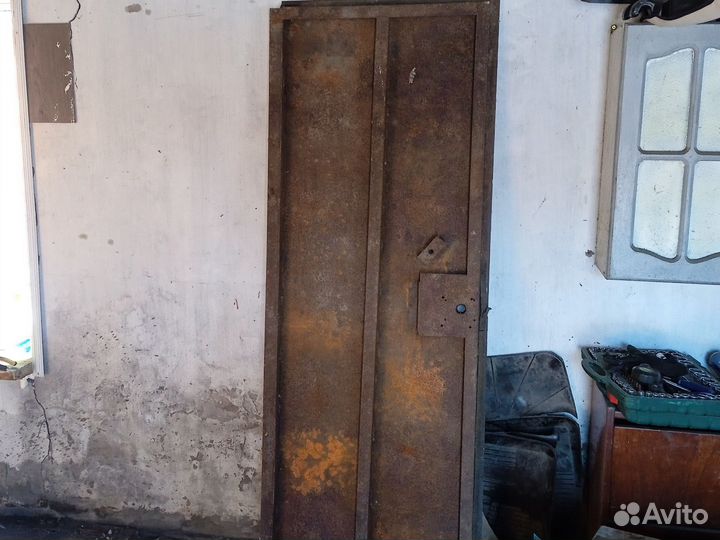 Дверь входная металлическая б/у