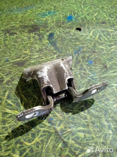 Петля двери передняя правая нижняя Рено Логан 1