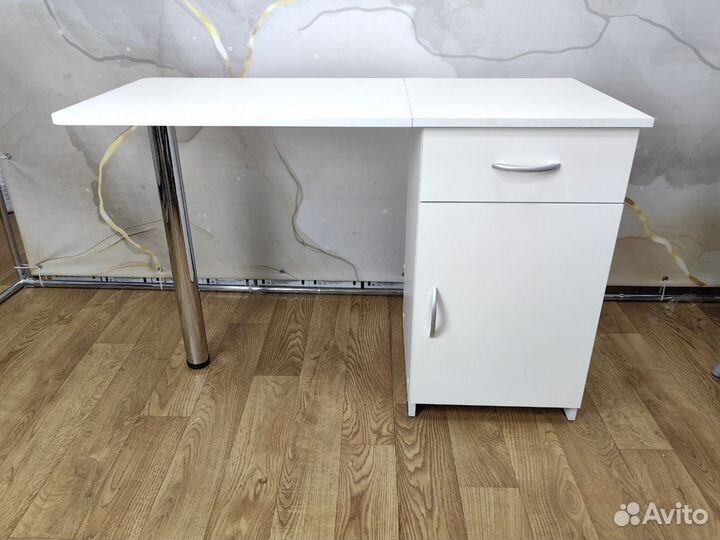 Маникюрный стол