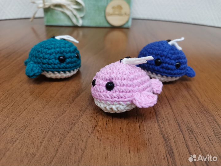 Вязаная игрушка, брелок (подвеска) кит