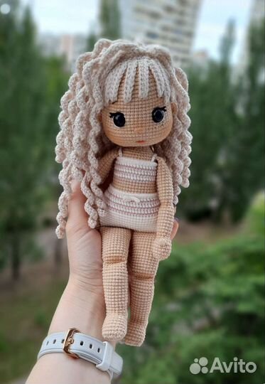 Вязаная кукла ручной работы