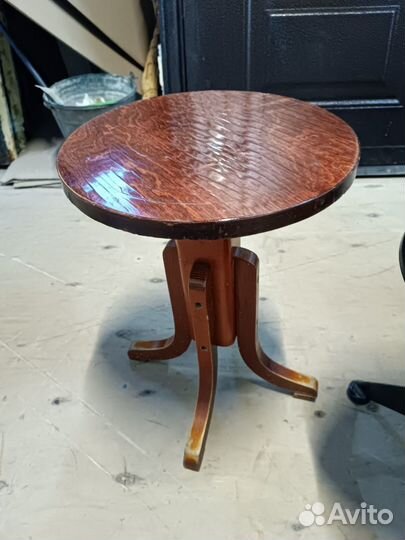 Стульчик вращающийся для игры на фортепьяно