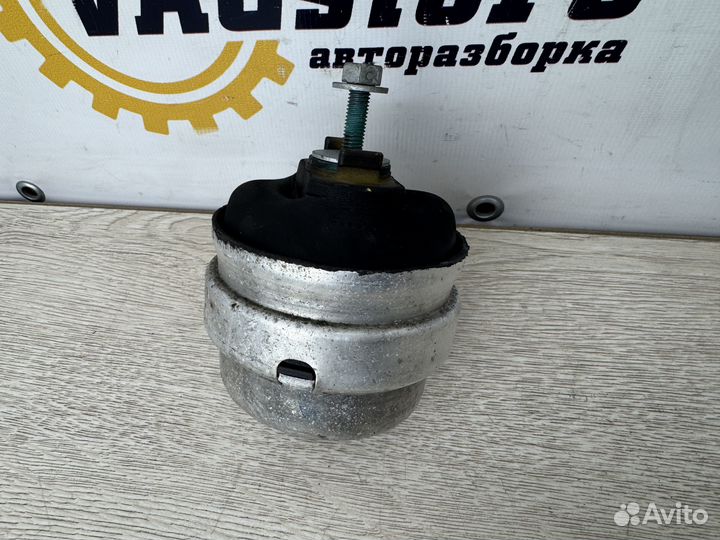 Опора двигателя левая Audi A4 B7 2006