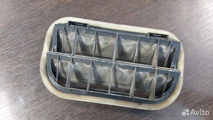 Решетка вентиляционная правая Volkswagen Touareg 1