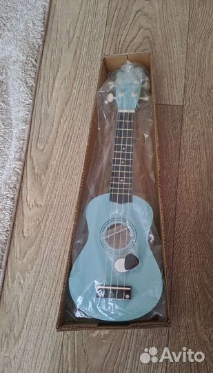 Укулеле сопрано с медиатором