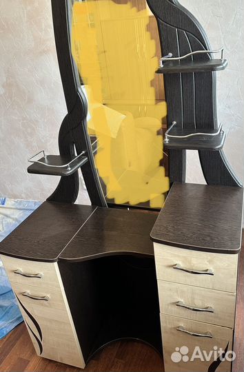 Дамский столик с зеркалом