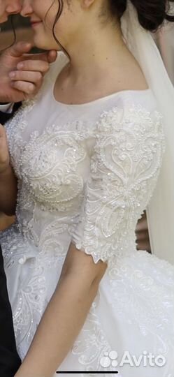 Свадебное платье со длинным шлейфом