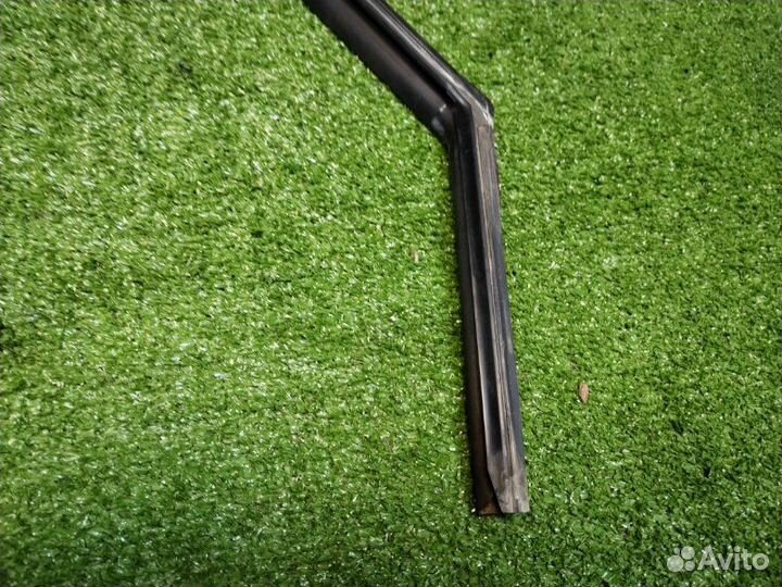 Уплотнитель стекла двери задний левый Kia Ceed JD