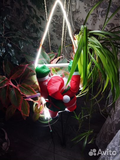 Дед мороз на лестнице, на окно