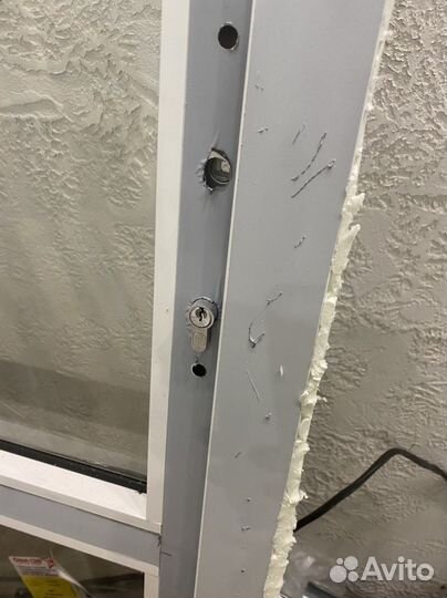 Дверь алюминевая входная 80