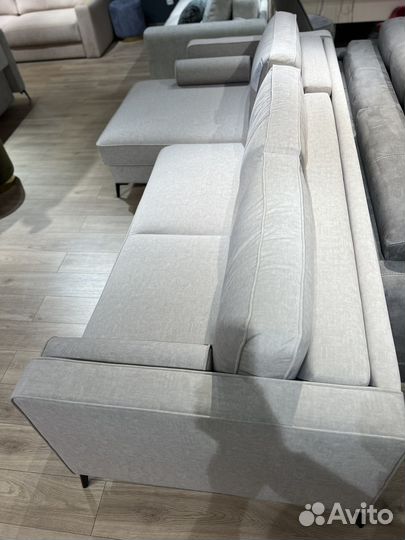 Диван угловой на высоких ножках