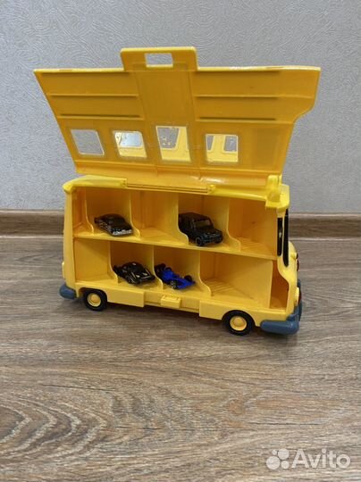 Игрушка автобус - гараж