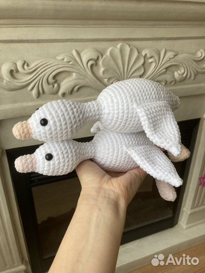 Вязаная крючком игрушка Гусь-обнимусь