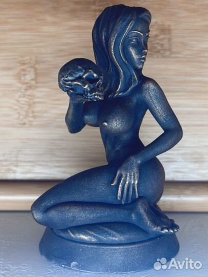 Фигурка статуэтка девушка ню череп