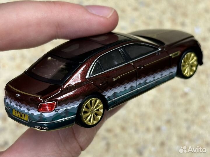 Модель Mini GT Bentley Flying Spur